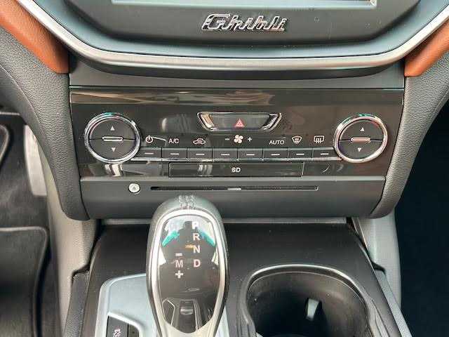 マセラティ ギブリ 埼玉県 2015(平27)年 4万km 白 メーカーナビ/【TV/Bluetooth/AUX/DVD/CD】/バックカメラ/ETC/クルーズコントロール/ドライブレコーダー/レザーシート/D/N席シートヒーター/D/N席パワーシート/プッシュスタート/MTモード付AT/HID