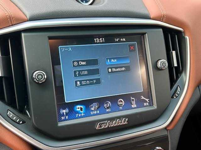 マセラティ ギブリ 埼玉県 2015(平27)年 4万km 白 メーカーナビ/【TV/Bluetooth/AUX/DVD/CD】/バックカメラ/ETC/クルーズコントロール/ドライブレコーダー/レザーシート/D/N席シートヒーター/D/N席パワーシート/プッシュスタート/MTモード付AT/HID