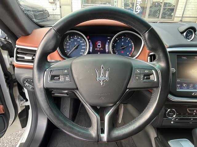 マセラティ ギブリ 埼玉県 2015(平27)年 4万km 白 メーカーナビ/【TV/Bluetooth/AUX/DVD/CD】/バックカメラ/ETC/クルーズコントロール/ドライブレコーダー/レザーシート/D/N席シートヒーター/D/N席パワーシート/プッシュスタート/MTモード付AT/HID