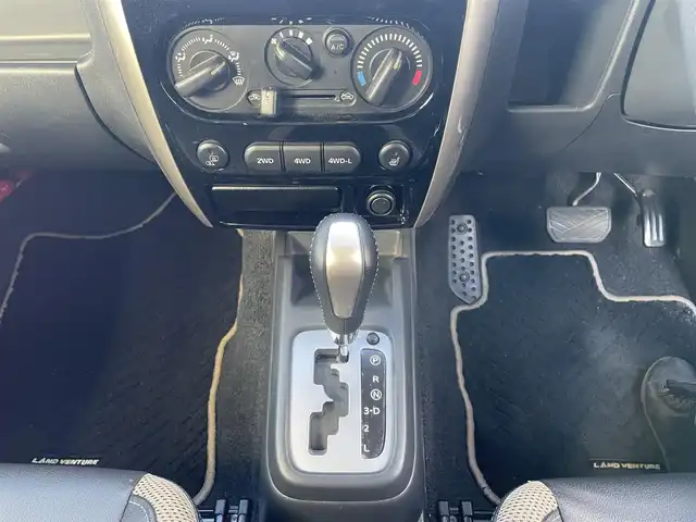 スズキ ジムニー ランドベンチャー 東京都 2017(平29)年 6.8万km 黒 ４WD/社外ＨＤＤナビ＆フルセグ/・CD/DVD/AM/FM/ブラックオーレモジュレ合皮シート　/・シートヒーター　/純正ウィンカーミラー　/・電動格納機能　/・ミラーヒーター　/キーレス/純正フロアマット