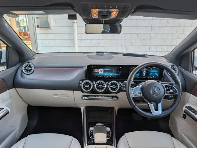 メルセデス・ベンツ Ｂ１８０ 埼玉県 2019(令1)年 3.3万km ポーラホワイト レザーエクスクルーシブパッケージ/　┗ベージュレザーシート/レーダーセーフティパッケージ・アドバンスドパッケージ/ナビゲーションパッケージ/純正ディスプレイオーディオ/　┗フルセグテレビ/　┗Bluetoothオーディオ/　┗AM/FMラジオ/純正ドライブレコーダー/バックカメラ/全周囲カメラ/アイドリングストップ/クルーズコントロール(追従機能あり)/プッシュスタート/ETC2.0/LEDヘッドライト/スマートキー×2/整備記録簿(R2、R3、R4、R5)