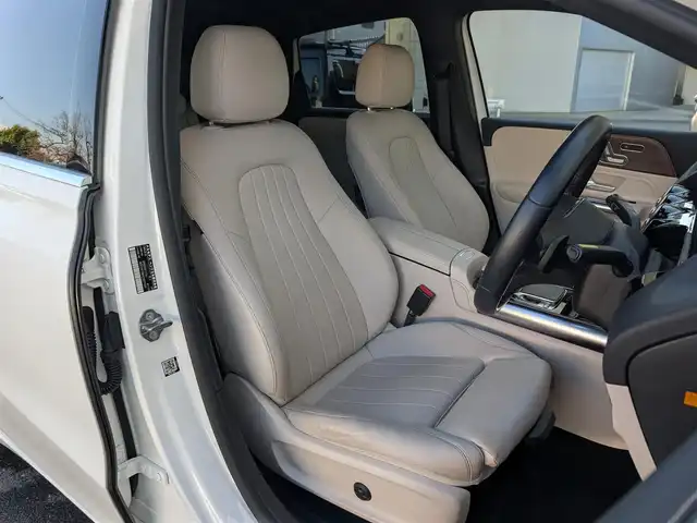 メルセデス・ベンツ Ｂ１８０ 埼玉県 2019(令1)年 3.3万km ポーラホワイト レザーエクスクルーシブパッケージ/　┗ベージュレザーシート/レーダーセーフティパッケージ・アドバンスドパッケージ/ナビゲーションパッケージ/純正ディスプレイオーディオ/　┗フルセグテレビ/　┗Bluetoothオーディオ/　┗AM/FMラジオ/純正ドライブレコーダー/バックカメラ/全周囲カメラ/アイドリングストップ/クルーズコントロール(追従機能あり)/プッシュスタート/ETC2.0/LEDヘッドライト/スマートキー×2/整備記録簿(R2、R3、R4、R5)