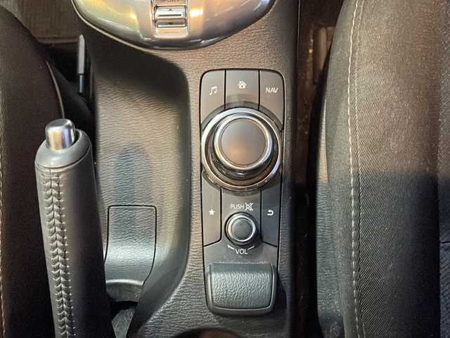 マツダ デミオ 13S 島根県 2015(平27)年 7.3万km スノーフレイクホワイトパールマイカ 純正SDナビ/フルセグTV/Bluetooth接続/バックカメラ/ステアリングスイッチ/アイドリングストップ/横滑り防止装置/ETC/プッシュスタート/スマートキー/スマートシティブレーキサポート/・衝突回避/・衝突軽減ブレーキ