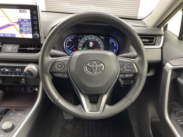 トヨタ ＲＡＶ４ ハイブリッドG 三重県 2021(令3)年 4.9万km ホワイトパールクリスタルシャイン /禁煙車//純正9型ディスプレイオーディオ//パノラミックビューモニター//オートAC//DN席シートヒーター//D席パワーシート//シートメモリー//合皮シート//トヨタセーフティセンス//衝突軽減ブレーキ//レーントレーシングアシスト//レーダークルーズコントロール//ブラインドスポットモニター//リアクロストラフィックアラート//パーキングサポートブレーキ//前後クリアランスソナー//パワーバックドア//ステアリングヒーター//社外前後ドライブレコーダー//LED //フォグ//サイドカーテンエアバッグ