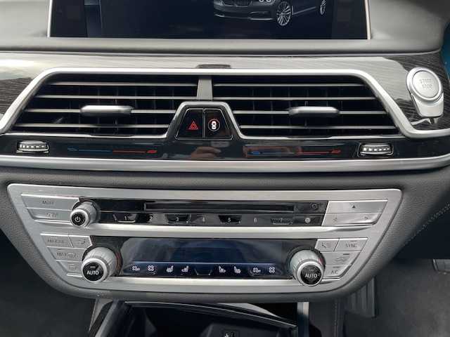ＢＭＷ ７４０ｅ アイパフォーマンス Mスポーツ 愛知県 2017(平29)年 5.7万km ミネラルホワイト サンルーフ/レザーシート/メーカーナビ/フルセグ/BT/全方位カメラ/ミラー型ETC/エアーシート/メモリーシート/パワーバックドア/ドラレコ/HUD/BSM/ACC/インテリジェントセーフティ/パーキングサポート/自動駐車/取説/保証書