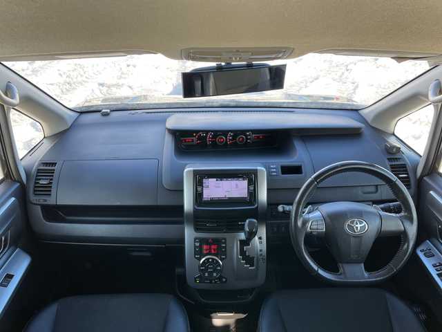 トヨタ ヴォクシー ZS 煌Z 道央・札幌 2013(平25)年 10.5万km ブラック ４WD/ワンオーナー/寒冷地仕様/社外メモリーナビ/AM/FM/BT/CD/コーナーセンサー/バックカメラ/ビルトインETC/ワイパーデアイサー/両側パワースライドドア/ハーフレザーシート/革巻きステアリング/ステアリングリモコン/パドルシフト/MTモード付AT/プッシュスタート/スマートキー/キセノンヘッドライト/オートライト/フォグランプ/電動格納ミラー/ウィンカーミラー/純正フロアマット/純正AW付夏タイヤ積込/205/60/R16/2022年/山4mm