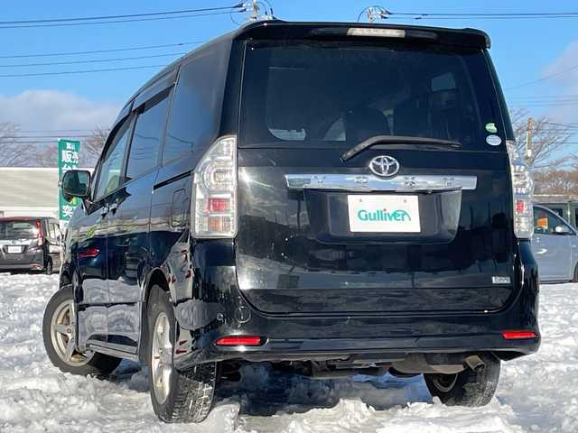 トヨタ ヴォクシー ZS 煌Z 道央・札幌 2013(平25)年 10.5万km ブラック ４WD/ワンオーナー/寒冷地仕様/社外メモリーナビ/AM/FM/BT/CD/コーナーセンサー/バックカメラ/ビルトインETC/ワイパーデアイサー/両側パワースライドドア/ハーフレザーシート/革巻きステアリング/ステアリングリモコン/パドルシフト/MTモード付AT/プッシュスタート/スマートキー/キセノンヘッドライト/オートライト/フォグランプ/電動格納ミラー/ウィンカーミラー/純正フロアマット/純正AW付夏タイヤ積込/205/60/R16/2022年/山4mm