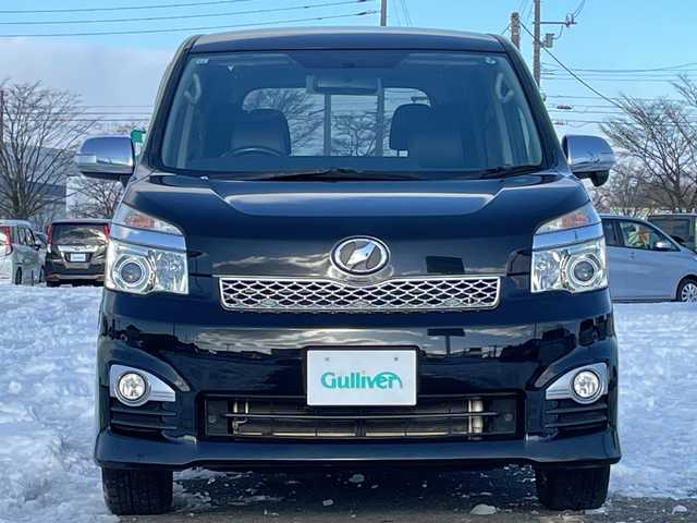 トヨタ ヴォクシー ZS 煌Z 道央・札幌 2013(平25)年 10.5万km ブラック ４WD/ワンオーナー/寒冷地仕様/社外メモリーナビ/AM/FM/BT/CD/コーナーセンサー/バックカメラ/ビルトインETC/ワイパーデアイサー/両側パワースライドドア/ハーフレザーシート/革巻きステアリング/ステアリングリモコン/パドルシフト/MTモード付AT/プッシュスタート/スマートキー/キセノンヘッドライト/オートライト/フォグランプ/電動格納ミラー/ウィンカーミラー/純正フロアマット/純正AW付夏タイヤ積込/205/60/R16/2022年/山4mm