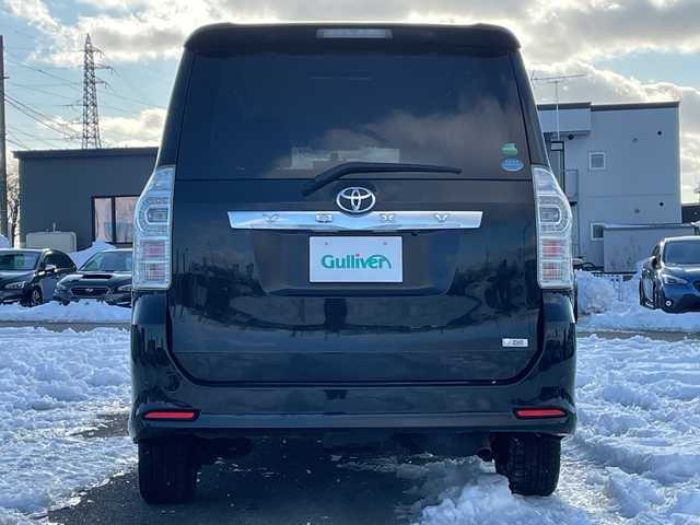 トヨタ ヴォクシー ZS 煌Z 道央・札幌 2013(平25)年 10.5万km ブラック ４WD/ワンオーナー/寒冷地仕様/社外メモリーナビ/AM/FM/BT/CD/コーナーセンサー/バックカメラ/ビルトインETC/ワイパーデアイサー/両側パワースライドドア/ハーフレザーシート/革巻きステアリング/ステアリングリモコン/パドルシフト/MTモード付AT/プッシュスタート/スマートキー/キセノンヘッドライト/オートライト/フォグランプ/電動格納ミラー/ウィンカーミラー/純正フロアマット/純正AW付夏タイヤ積込/205/60/R16/2022年/山4mm