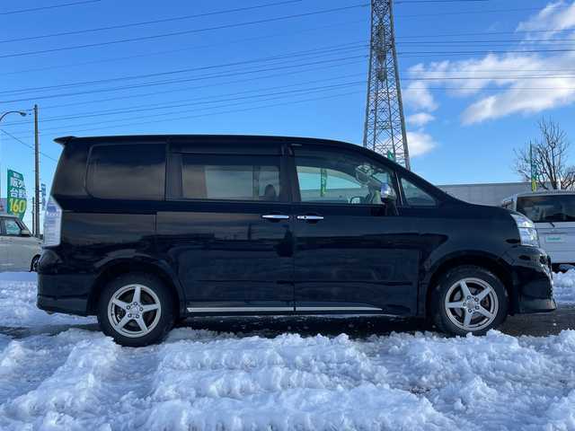 トヨタ ヴォクシー ZS 煌Z 道央・札幌 2013(平25)年 10.5万km ブラック ４WD/ワンオーナー/寒冷地仕様/社外メモリーナビ/AM/FM/BT/CD/コーナーセンサー/バックカメラ/ビルトインETC/ワイパーデアイサー/両側パワースライドドア/ハーフレザーシート/革巻きステアリング/ステアリングリモコン/パドルシフト/MTモード付AT/プッシュスタート/スマートキー/キセノンヘッドライト/オートライト/フォグランプ/電動格納ミラー/ウィンカーミラー/純正フロアマット/純正AW付夏タイヤ積込/205/60/R16/2022年/山4mm