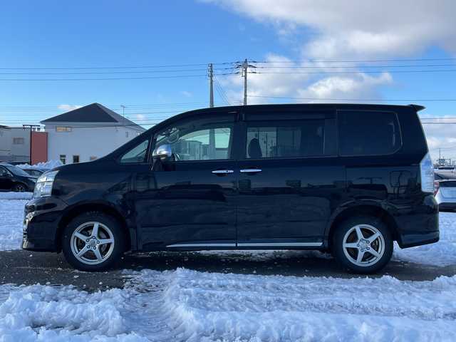 トヨタ ヴォクシー ZS 煌Z 道央・札幌 2013(平25)年 10.5万km ブラック ４WD/ワンオーナー/寒冷地仕様/社外メモリーナビ/AM/FM/BT/CD/コーナーセンサー/バックカメラ/ビルトインETC/ワイパーデアイサー/両側パワースライドドア/ハーフレザーシート/革巻きステアリング/ステアリングリモコン/パドルシフト/MTモード付AT/プッシュスタート/スマートキー/キセノンヘッドライト/オートライト/フォグランプ/電動格納ミラー/ウィンカーミラー/純正フロアマット/純正AW付夏タイヤ積込/205/60/R16/2022年/山4mm