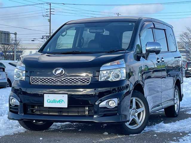 トヨタ ヴォクシー ZS 煌Z 道央・札幌 2013(平25)年 10.5万km ブラック ４WD/ワンオーナー/寒冷地仕様/社外メモリーナビ/AM/FM/BT/CD/コーナーセンサー/バックカメラ/ビルトインETC/ワイパーデアイサー/両側パワースライドドア/ハーフレザーシート/革巻きステアリング/ステアリングリモコン/パドルシフト/MTモード付AT/プッシュスタート/スマートキー/キセノンヘッドライト/オートライト/フォグランプ/電動格納ミラー/ウィンカーミラー/純正フロアマット/純正AW付夏タイヤ積込/205/60/R16/2022年/山4mm