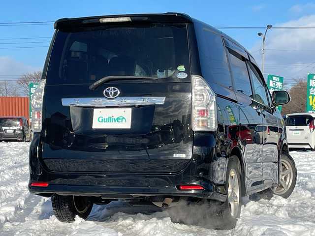 トヨタ ヴォクシー ZS 煌Z 道央・札幌 2013(平25)年 10.5万km ブラック ４WD/ワンオーナー/寒冷地仕様/社外メモリーナビ/AM/FM/BT/CD/コーナーセンサー/バックカメラ/ビルトインETC/ワイパーデアイサー/両側パワースライドドア/ハーフレザーシート/革巻きステアリング/ステアリングリモコン/パドルシフト/MTモード付AT/プッシュスタート/スマートキー/キセノンヘッドライト/オートライト/フォグランプ/電動格納ミラー/ウィンカーミラー/純正フロアマット/純正AW付夏タイヤ積込/205/60/R16/2022年/山4mm