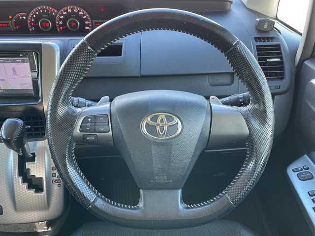 トヨタ ヴォクシー ZS 煌Z 道央・札幌 2013(平25)年 10.5万km ブラック ４WD/ワンオーナー/寒冷地仕様/社外メモリーナビ/AM/FM/BT/CD/コーナーセンサー/バックカメラ/ビルトインETC/ワイパーデアイサー/両側パワースライドドア/ハーフレザーシート/革巻きステアリング/ステアリングリモコン/パドルシフト/MTモード付AT/プッシュスタート/スマートキー/キセノンヘッドライト/オートライト/フォグランプ/電動格納ミラー/ウィンカーミラー/純正フロアマット/純正AW付夏タイヤ積込/205/60/R16/2022年/山4mm