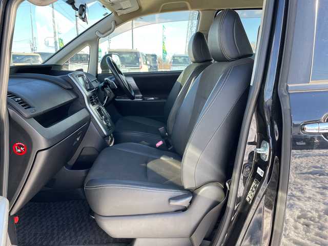 トヨタ ヴォクシー ZS 煌Z 道央・札幌 2013(平25)年 10.5万km ブラック ４WD/ワンオーナー/寒冷地仕様/社外メモリーナビ/AM/FM/BT/CD/コーナーセンサー/バックカメラ/ビルトインETC/ワイパーデアイサー/両側パワースライドドア/ハーフレザーシート/革巻きステアリング/ステアリングリモコン/パドルシフト/MTモード付AT/プッシュスタート/スマートキー/キセノンヘッドライト/オートライト/フォグランプ/電動格納ミラー/ウィンカーミラー/純正フロアマット/純正AW付夏タイヤ積込/205/60/R16/2022年/山4mm