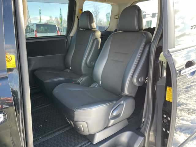 トヨタ ヴォクシー ZS 煌Z 道央・札幌 2013(平25)年 10.5万km ブラック ４WD/ワンオーナー/寒冷地仕様/社外メモリーナビ/AM/FM/BT/CD/コーナーセンサー/バックカメラ/ビルトインETC/ワイパーデアイサー/両側パワースライドドア/ハーフレザーシート/革巻きステアリング/ステアリングリモコン/パドルシフト/MTモード付AT/プッシュスタート/スマートキー/キセノンヘッドライト/オートライト/フォグランプ/電動格納ミラー/ウィンカーミラー/純正フロアマット/純正AW付夏タイヤ積込/205/60/R16/2022年/山4mm