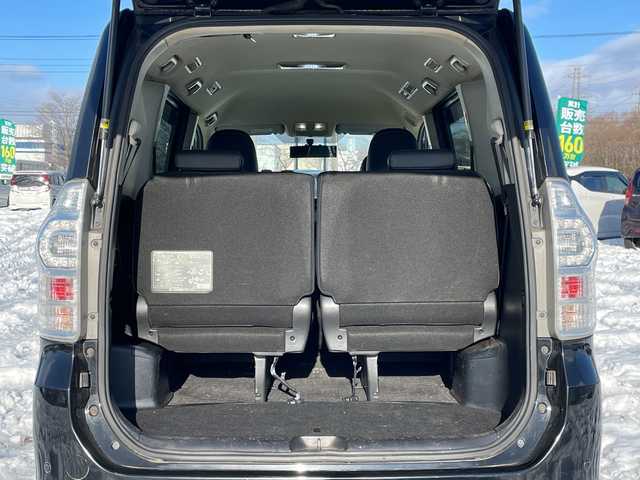 トヨタ ヴォクシー ZS 煌Z 道央・札幌 2013(平25)年 10.5万km ブラック ４WD/ワンオーナー/寒冷地仕様/社外メモリーナビ/AM/FM/BT/CD/コーナーセンサー/バックカメラ/ビルトインETC/ワイパーデアイサー/両側パワースライドドア/ハーフレザーシート/革巻きステアリング/ステアリングリモコン/パドルシフト/MTモード付AT/プッシュスタート/スマートキー/キセノンヘッドライト/オートライト/フォグランプ/電動格納ミラー/ウィンカーミラー/純正フロアマット/純正AW付夏タイヤ積込/205/60/R16/2022年/山4mm