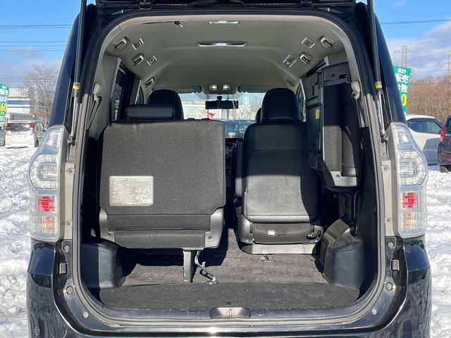 トヨタ ヴォクシー ZS 煌Z 道央・札幌 2013(平25)年 10.5万km ブラック ４WD/ワンオーナー/寒冷地仕様/社外メモリーナビ/AM/FM/BT/CD/コーナーセンサー/バックカメラ/ビルトインETC/ワイパーデアイサー/両側パワースライドドア/ハーフレザーシート/革巻きステアリング/ステアリングリモコン/パドルシフト/MTモード付AT/プッシュスタート/スマートキー/キセノンヘッドライト/オートライト/フォグランプ/電動格納ミラー/ウィンカーミラー/純正フロアマット/純正AW付夏タイヤ積込/205/60/R16/2022年/山4mm