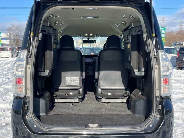 トヨタ ヴォクシー ZS 煌Z 道央・札幌 2013(平25)年 10.5万km ブラック ４WD/ワンオーナー/寒冷地仕様/社外メモリーナビ/AM/FM/BT/CD/コーナーセンサー/バックカメラ/ビルトインETC/ワイパーデアイサー/両側パワースライドドア/ハーフレザーシート/革巻きステアリング/ステアリングリモコン/パドルシフト/MTモード付AT/プッシュスタート/スマートキー/キセノンヘッドライト/オートライト/フォグランプ/電動格納ミラー/ウィンカーミラー/純正フロアマット/純正AW付夏タイヤ積込/205/60/R16/2022年/山4mm