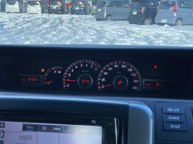 トヨタ ヴォクシー ZS 煌Z 道央・札幌 2013(平25)年 10.5万km ブラック ４WD/ワンオーナー/寒冷地仕様/社外メモリーナビ/AM/FM/BT/CD/コーナーセンサー/バックカメラ/ビルトインETC/ワイパーデアイサー/両側パワースライドドア/ハーフレザーシート/革巻きステアリング/ステアリングリモコン/パドルシフト/MTモード付AT/プッシュスタート/スマートキー/キセノンヘッドライト/オートライト/フォグランプ/電動格納ミラー/ウィンカーミラー/純正フロアマット/純正AW付夏タイヤ積込/205/60/R16/2022年/山4mm