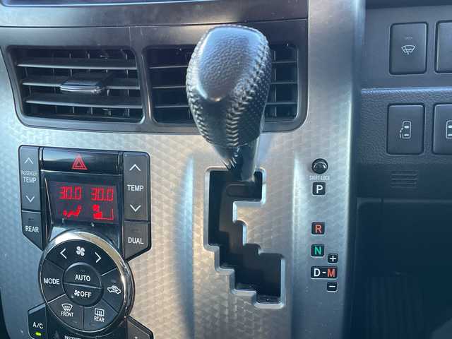 トヨタ ヴォクシー ZS 煌Z 道央・札幌 2013(平25)年 10.5万km ブラック ４WD/ワンオーナー/寒冷地仕様/社外メモリーナビ/AM/FM/BT/CD/コーナーセンサー/バックカメラ/ビルトインETC/ワイパーデアイサー/両側パワースライドドア/ハーフレザーシート/革巻きステアリング/ステアリングリモコン/パドルシフト/MTモード付AT/プッシュスタート/スマートキー/キセノンヘッドライト/オートライト/フォグランプ/電動格納ミラー/ウィンカーミラー/純正フロアマット/純正AW付夏タイヤ積込/205/60/R16/2022年/山4mm