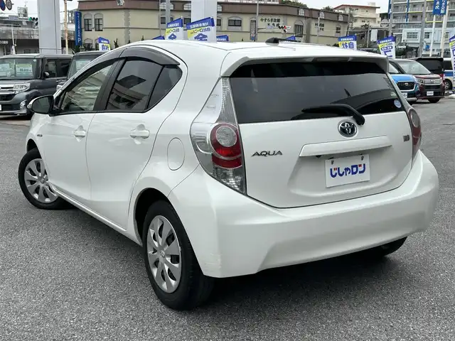 トヨタ アクア S 沖縄県 2014(平26)年 6.9万km ライムホワイトパールクリスタルシャイン (株)IDOMが運営する【じしゃロンコザ店】の自社ローン専用車両になりますこちらは現金またはオートローンご利用時の価格です。自社ローンご希望の方は別途その旨お申付け下さい/純正ナビ　/フルセグＴＶ　/ＥＴＣ　/Ｂｌｕｅｔｏｏｔｈ接続　/ＣＤ再生　/バックカメラ　/アイドリングストップ　/横滑り防止装置　/オートライト　/プッシュスタート　/スマートキー　/スペアキー　/取扱説明書