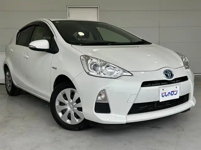 トヨタ アクア S 沖縄県 2014(平26)年 6.9万km ライムホワイトパールクリスタルシャイン (株)IDOMが運営する【じしゃロンコザ店】の自社ローン専用車両になりますこちらは現金またはオートローンご利用時の価格です。自社ローンご希望の方は別途その旨お申付け下さい/純正ナビ　/フルセグＴＶ　/ＥＴＣ　/Ｂｌｕｅｔｏｏｔｈ接続　/ＣＤ再生　/バックカメラ　/アイドリングストップ　/横滑り防止装置　/オートライト　/プッシュスタート　/スマートキー　/スペアキー　/取扱説明書