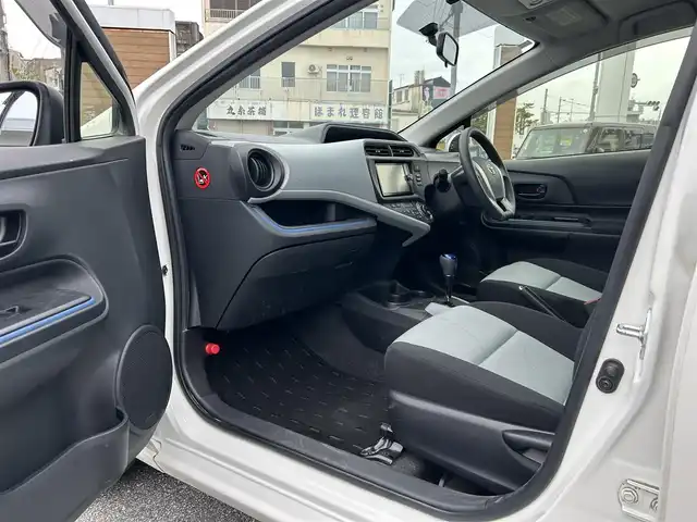 トヨタ アクア S 沖縄県 2014(平26)年 6.9万km ライムホワイトパールクリスタルシャイン (株)IDOMが運営する【じしゃロンコザ店】の自社ローン専用車両になりますこちらは現金またはオートローンご利用時の価格です。自社ローンご希望の方は別途その旨お申付け下さい/純正ナビ　/フルセグＴＶ　/ＥＴＣ　/Ｂｌｕｅｔｏｏｔｈ接続　/ＣＤ再生　/バックカメラ　/アイドリングストップ　/横滑り防止装置　/オートライト　/プッシュスタート　/スマートキー　/スペアキー　/取扱説明書