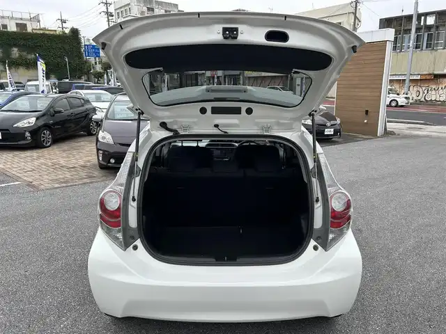 トヨタ アクア S 沖縄県 2014(平26)年 6.9万km ライムホワイトパールクリスタルシャイン (株)IDOMが運営する【じしゃロンコザ店】の自社ローン専用車両になりますこちらは現金またはオートローンご利用時の価格です。自社ローンご希望の方は別途その旨お申付け下さい/純正ナビ　/フルセグＴＶ　/ＥＴＣ　/Ｂｌｕｅｔｏｏｔｈ接続　/ＣＤ再生　/バックカメラ　/アイドリングストップ　/横滑り防止装置　/オートライト　/プッシュスタート　/スマートキー　/スペアキー　/取扱説明書