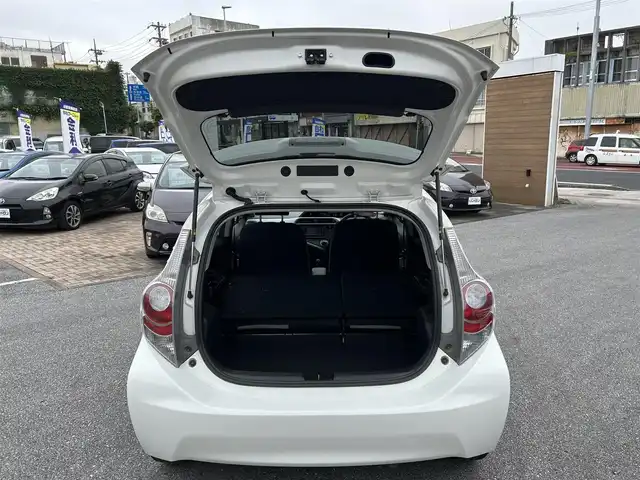 トヨタ アクア S 沖縄県 2014(平26)年 6.9万km ライムホワイトパールクリスタルシャイン (株)IDOMが運営する【じしゃロンコザ店】の自社ローン専用車両になりますこちらは現金またはオートローンご利用時の価格です。自社ローンご希望の方は別途その旨お申付け下さい/純正ナビ　/フルセグＴＶ　/ＥＴＣ　/Ｂｌｕｅｔｏｏｔｈ接続　/ＣＤ再生　/バックカメラ　/アイドリングストップ　/横滑り防止装置　/オートライト　/プッシュスタート　/スマートキー　/スペアキー　/取扱説明書