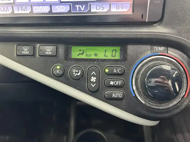 トヨタ アクア S 沖縄県 2014(平26)年 6.9万km ライムホワイトパールクリスタルシャイン (株)IDOMが運営する【じしゃロンコザ店】の自社ローン専用車両になりますこちらは現金またはオートローンご利用時の価格です。自社ローンご希望の方は別途その旨お申付け下さい/純正ナビ　/フルセグＴＶ　/ＥＴＣ　/Ｂｌｕｅｔｏｏｔｈ接続　/ＣＤ再生　/バックカメラ　/アイドリングストップ　/横滑り防止装置　/オートライト　/プッシュスタート　/スマートキー　/スペアキー　/取扱説明書