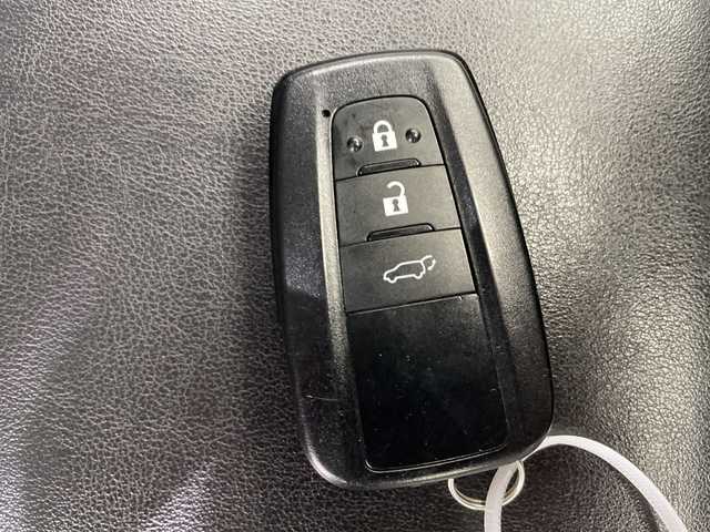 トヨタ ＲＡＶ４ G 栃木県 2021(令3)年 3.3万km ホワイトパールクリスタルシャイン ４WD/ディスプレイオーディオ/（ナビ/フルセグTV）/フロントカメラ/左サイドカメラ/バックカメラ/トヨタセーフティセンス/衝突軽減ブレーキ/前後コーナーセンサー/レーダークルーズコントロール/合皮シート/シートヒーター/ビルトインETC/パワーバックドア/防眩ミラー/ステアリングスイッチ/電動格納ミラー/本革ステアリング/スマートキー/プッシュスタート/純正アルミホイール/純正フロアマット