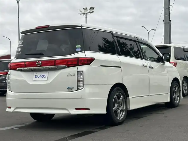 日産 エルグランド 250ハイウェイスター 道北・旭川 2013(平25)年 10.7万km ブリリアントホワイトパール (株)IDOMが運営する【じしゃロン旭川店】の自社ローン専用車両になります。こちらは現金またはオートローンご利用時の価格です。自社ローンご希望の方は別途その旨お申付け下さい/　/・純正ナビ（CD/DVD/HDD/フルセグ/BT)/・アラウンドビューモニター/・ETC/・片側パワースライドドア/・ステアリングリモコン/・フォグランプ/・スマートキー2個/・純正サマータイヤ積込 225/55R18/・取扱説明書