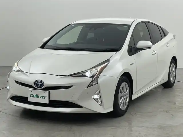 トヨタ プリウス Sセーフティプラス 福岡県 2018(平30)年 5.4万km ホワイトパールクリスタルシャイン 純正ナビ（ＢＴ，フルセグＴＶ）　/バックカメラ　/ビルトインＥＴＣ　/ＡＣＣ　/コーナーセンサー　/衝突軽減ブレーキ　/レーンキープ　/ＰＫＳＢ　/パーキングアシスト　/オートマチックハイビーム　/ステアリングリモコン
