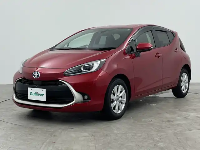 トヨタ アクア Z 三重県 2023(令5)年 1万km エモーショナルレッドⅡ 禁煙車/純正10.5インチディスプレイオーディオ/・USB/Bluetooth/AM/FM/AppleCarPray/AndroidAuto/パノラミックビューモニター/トヨタセーフティセンス/・ブラインドスポットモニター/・レーンディパーチャーアラート/・プリクラッシュセーフティ/・クリアランスソナー/・ロードサインアシスト/・パーキングサポートブレーキ/・リアクロストラフィックアラート/レーダークルーズコントロール/純正ビルトインETC/AC100V/オートライト/オートマチックハイビーム/ステアリングスイッチ/プッシュスタート/ウィンカーミラー/電動格納ミラー/純正フロアマット/純正15インチアルミホイール