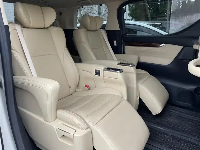 トヨタ アルファードハイブリット G Fパッケージ 埼玉県 2019(令1)年 15.1万km ラグジュアリーホワイトパールクリスタルシャインガラスフレーク /ワンオーナー//4WD//純10.5型メモリナビ//フルセグTV//バックカメラ//フリップダウンモニター//CD/DVD/Bluetooth//ベージュレザーシート//前2席パワーシート&エアシート//前2席&2列目シートヒーター//両側パワースライドドア//パワーバックドア//アダプティブクルーズコントロール//ビルトインETC2.0//スマートキーx2//LEDヘッドライト//デジタルインナーミラー//助手席&2列目オットマン//ステアリングヒーター//PCS 衝突軽減ブレーキ//LTA 車線逸脱抑制機能//ブラインドスポットモニター//パーキングサポートブレーキ//ロードサインアシスト//クリアランスソナー//W.サイド.カーテン.ニーエアバッグ//ABS/横滑り防止装置//コンビステアリング//オートライト/オートハイビーム//ドライブレコーダー(SDカード欠)//前後フォグランプ//プライバシーガラス//ドアバイザー//純正17インチAW//新車時保証書//取扱説明書//ナビ取説