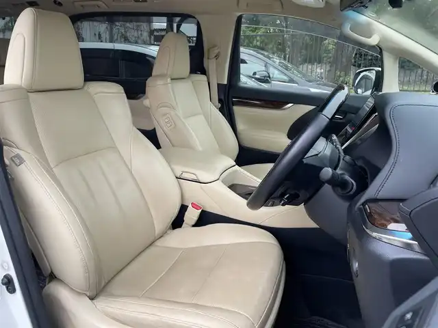 トヨタ アルファードハイブリット G Fパッケージ 埼玉県 2019(令1)年 15.1万km ラグジュアリーホワイトパールクリスタルシャインガラスフレーク /ワンオーナー//4WD//純10.5型メモリナビ//フルセグTV//バックカメラ//フリップダウンモニター//CD/DVD/Bluetooth//ベージュレザーシート//前2席パワーシート&エアシート//前2席&2列目シートヒーター//両側パワースライドドア//パワーバックドア//アダプティブクルーズコントロール//ビルトインETC2.0//スマートキーx2//LEDヘッドライト//デジタルインナーミラー//助手席&2列目オットマン//ステアリングヒーター//PCS 衝突軽減ブレーキ//LTA 車線逸脱抑制機能//ブラインドスポットモニター//パーキングサポートブレーキ//ロードサインアシスト//クリアランスソナー//W.サイド.カーテン.ニーエアバッグ//ABS/横滑り防止装置//コンビステアリング//オートライト/オートハイビーム//ドライブレコーダー(SDカード欠)//前後フォグランプ//プライバシーガラス//ドアバイザー//純正17インチAW//新車時保証書//取扱説明書//ナビ取説