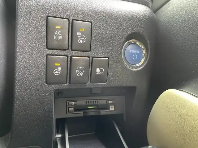 トヨタ アルファードハイブリット G Fパッケージ 埼玉県 2019(令1)年 15.1万km ラグジュアリーホワイトパールクリスタルシャインガラスフレーク /ワンオーナー//4WD//純10.5型メモリナビ//フルセグTV//バックカメラ//フリップダウンモニター//CD/DVD/Bluetooth//ベージュレザーシート//前2席パワーシート&エアシート//前2席&2列目シートヒーター//両側パワースライドドア//パワーバックドア//アダプティブクルーズコントロール//ビルトインETC2.0//スマートキーx2//LEDヘッドライト//デジタルインナーミラー//助手席&2列目オットマン//ステアリングヒーター//PCS 衝突軽減ブレーキ//LTA 車線逸脱抑制機能//ブラインドスポットモニター//パーキングサポートブレーキ//ロードサインアシスト//クリアランスソナー//W.サイド.カーテン.ニーエアバッグ//ABS/横滑り防止装置//コンビステアリング//オートライト/オートハイビーム//ドライブレコーダー(SDカード欠)//前後フォグランプ//プライバシーガラス//ドアバイザー//純正17インチAW//新車時保証書//取扱説明書//ナビ取説