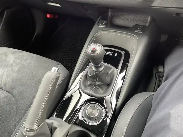 トヨタ ＧＲカローラ RZ 神奈川県 2024(令6)年 0.2万km グレー ワンオーナー/GRリヤスポイラー/カーボンルーフ/BBS製純正18インチAW/GR赤ブレーキキャリパー/JBLスピーカー/HUD/純正10.5インチディスプレイ/純正メモリーナビ・地デジTV/純正USB/BT/Miracast/バックモニター/ビルトインETC2.0/前後ドライブレコーダー/ハーフレザーシート/前席シートヒーター/ステアリングヒーター/トヨタセーフティセンス/レーダークルーズコントロール/PCS/LDA/BSM/RCTA/SEA/RSA/オートハイビーム/コーナーセンサー/寒冷地仕様/プッシュスタート/スマートキー×2/純正フロアマット/保証書・取説あり