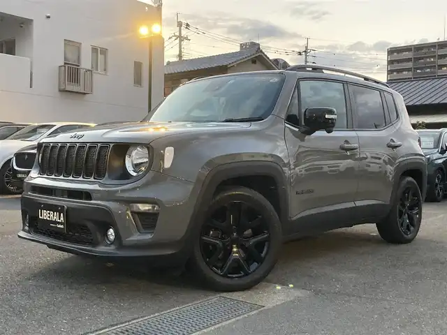 クライスラー・ジープ ジープ レネゲード ナイトイーグル 熊本県 2022(令4)年 2.4万km グレー ・スマートキー/・プッシュスタート/・全面衝突警報ブレーキ/・レーンセンス/・パーキングセンサー/・ブラインドスポットモニター/・アクティブヘッドライト/・クルーズコントロール/・純正ディスプレイオーディオ/　【Bluetooth・USB・AUX】/・バックカメラ/・ETC/・ドライブレコーダー(前後録画)/・純正マット