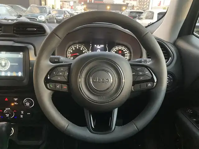 クライスラー・ジープ ジープ レネゲード ナイトイーグル 熊本県 2022(令4)年 2.4万km グレー ・スマートキー/・プッシュスタート/・全面衝突警報ブレーキ/・レーンセンス/・パーキングセンサー/・ブラインドスポットモニター/・アクティブヘッドライト/・クルーズコントロール/・純正ディスプレイオーディオ/　【Bluetooth・USB・AUX】/・バックカメラ/・ETC/・ドライブレコーダー(前後録画)/・純正マット