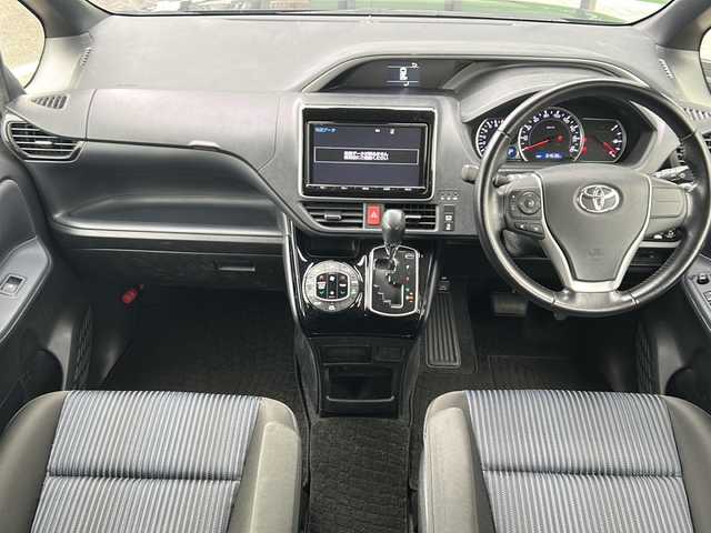 トヨタ ヴォクシー ZS 煌Ⅱ 岐阜県 2016(平28)年 6.5万km ブラック 登録時走行距離：64638km/純正SDナビ/バックカメラ/フルセグテレビ・Bluetooth・CD/両側パワースライドドア/レーンキープアシスト/プリクラッシュセーフティー/前後コーナーセンサー/ヘッドライトウォッシャー/ビルトインETC/LEDヘッドライト/オートライト/オートマチックハイビーム/ドアバイザー/純正フロアマット