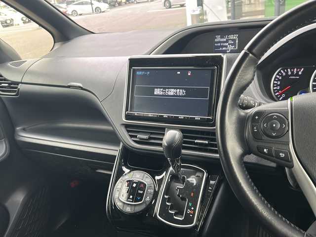 トヨタ ヴォクシー ZS 煌Ⅱ 岐阜県 2016(平28)年 6.5万km ブラック 登録時走行距離：64638km/純正SDナビ/バックカメラ/フルセグテレビ・Bluetooth・CD/両側パワースライドドア/レーンキープアシスト/プリクラッシュセーフティー/前後コーナーセンサー/ヘッドライトウォッシャー/ビルトインETC/LEDヘッドライト/オートライト/オートマチックハイビーム/ドアバイザー/純正フロアマット