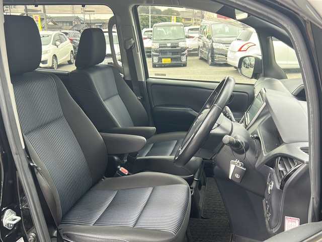 トヨタ ヴォクシー ZS 煌Ⅱ 岐阜県 2016(平28)年 6.5万km ブラック 登録時走行距離：64638km/純正SDナビ/バックカメラ/フルセグテレビ・Bluetooth・CD/両側パワースライドドア/レーンキープアシスト/プリクラッシュセーフティー/前後コーナーセンサー/ヘッドライトウォッシャー/ビルトインETC/LEDヘッドライト/オートライト/オートマチックハイビーム/ドアバイザー/純正フロアマット