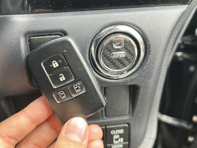 トヨタ ヴォクシー ZS 煌Ⅱ 岐阜県 2016(平28)年 6.5万km ブラック 登録時走行距離：64638km/純正SDナビ/バックカメラ/フルセグテレビ・Bluetooth・CD/両側パワースライドドア/レーンキープアシスト/プリクラッシュセーフティー/前後コーナーセンサー/ヘッドライトウォッシャー/ビルトインETC/LEDヘッドライト/オートライト/オートマチックハイビーム/ドアバイザー/純正フロアマット