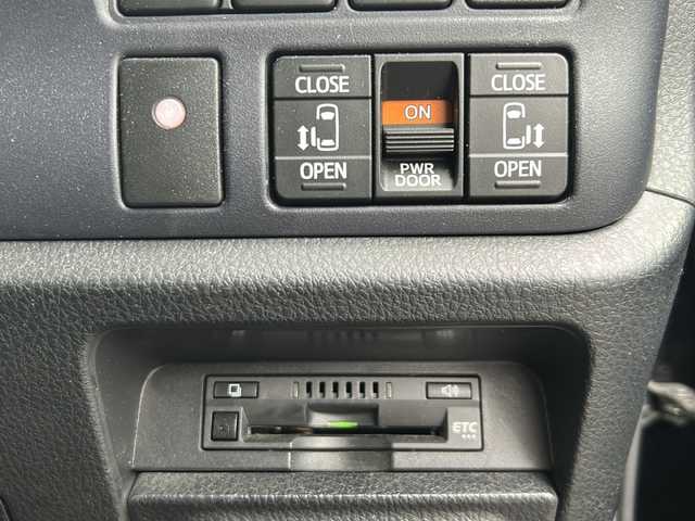 トヨタ ヴォクシー ZS 煌Ⅱ 岐阜県 2016(平28)年 6.5万km ブラック 登録時走行距離：64638km/純正SDナビ/バックカメラ/フルセグテレビ・Bluetooth・CD/両側パワースライドドア/レーンキープアシスト/プリクラッシュセーフティー/前後コーナーセンサー/ヘッドライトウォッシャー/ビルトインETC/LEDヘッドライト/オートライト/オートマチックハイビーム/ドアバイザー/純正フロアマット