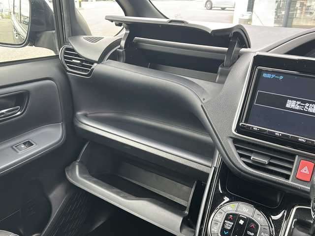 トヨタ ヴォクシー ZS 煌Ⅱ 岐阜県 2016(平28)年 6.5万km ブラック 登録時走行距離：64638km/純正SDナビ/バックカメラ/フルセグテレビ・Bluetooth・CD/両側パワースライドドア/レーンキープアシスト/プリクラッシュセーフティー/前後コーナーセンサー/ヘッドライトウォッシャー/ビルトインETC/LEDヘッドライト/オートライト/オートマチックハイビーム/ドアバイザー/純正フロアマット