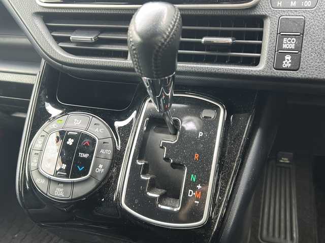 トヨタ ヴォクシー ZS 煌Ⅱ 岐阜県 2016(平28)年 6.5万km ブラック 登録時走行距離：64638km/純正SDナビ/バックカメラ/フルセグテレビ・Bluetooth・CD/両側パワースライドドア/レーンキープアシスト/プリクラッシュセーフティー/前後コーナーセンサー/ヘッドライトウォッシャー/ビルトインETC/LEDヘッドライト/オートライト/オートマチックハイビーム/ドアバイザー/純正フロアマット