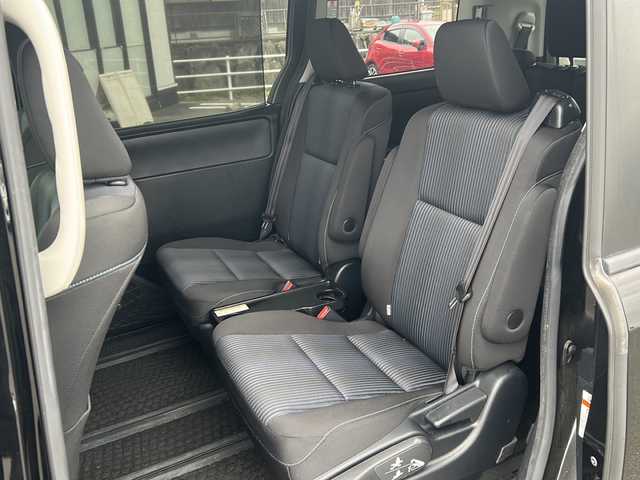 トヨタ ヴォクシー ZS 煌Ⅱ 岐阜県 2016(平28)年 6.5万km ブラック 登録時走行距離：64638km/純正SDナビ/バックカメラ/フルセグテレビ・Bluetooth・CD/両側パワースライドドア/レーンキープアシスト/プリクラッシュセーフティー/前後コーナーセンサー/ヘッドライトウォッシャー/ビルトインETC/LEDヘッドライト/オートライト/オートマチックハイビーム/ドアバイザー/純正フロアマット