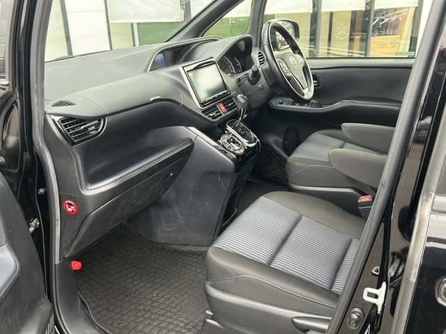 トヨタ ヴォクシー ZS 煌Ⅱ 岐阜県 2016(平28)年 6.5万km ブラック 登録時走行距離：64638km/純正SDナビ/バックカメラ/フルセグテレビ・Bluetooth・CD/両側パワースライドドア/レーンキープアシスト/プリクラッシュセーフティー/前後コーナーセンサー/ヘッドライトウォッシャー/ビルトインETC/LEDヘッドライト/オートライト/オートマチックハイビーム/ドアバイザー/純正フロアマット